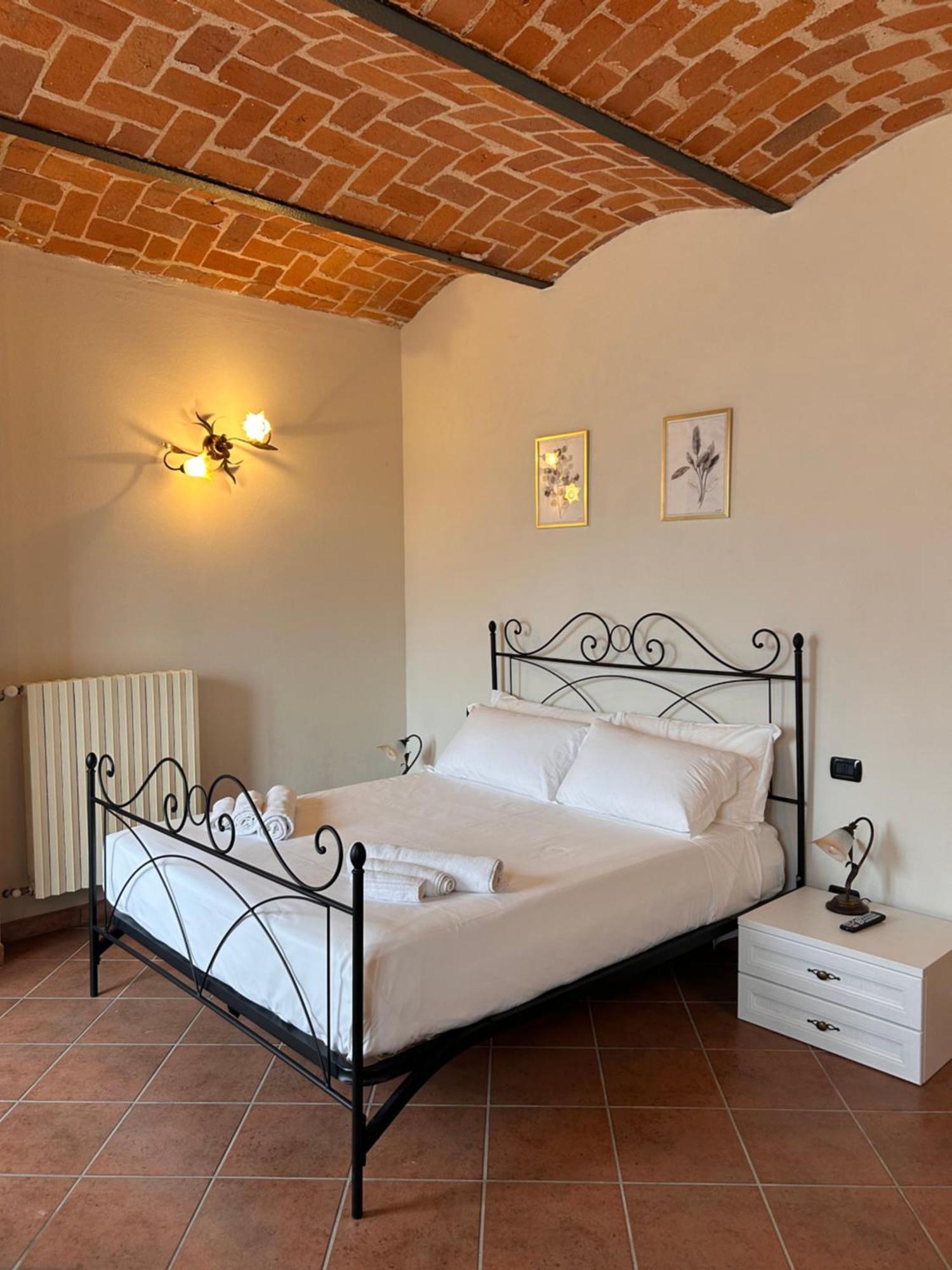 Tenuta Agricola La Cava- Cantina E Agriturismo San Damiano dʼAsti Eksteriør billede